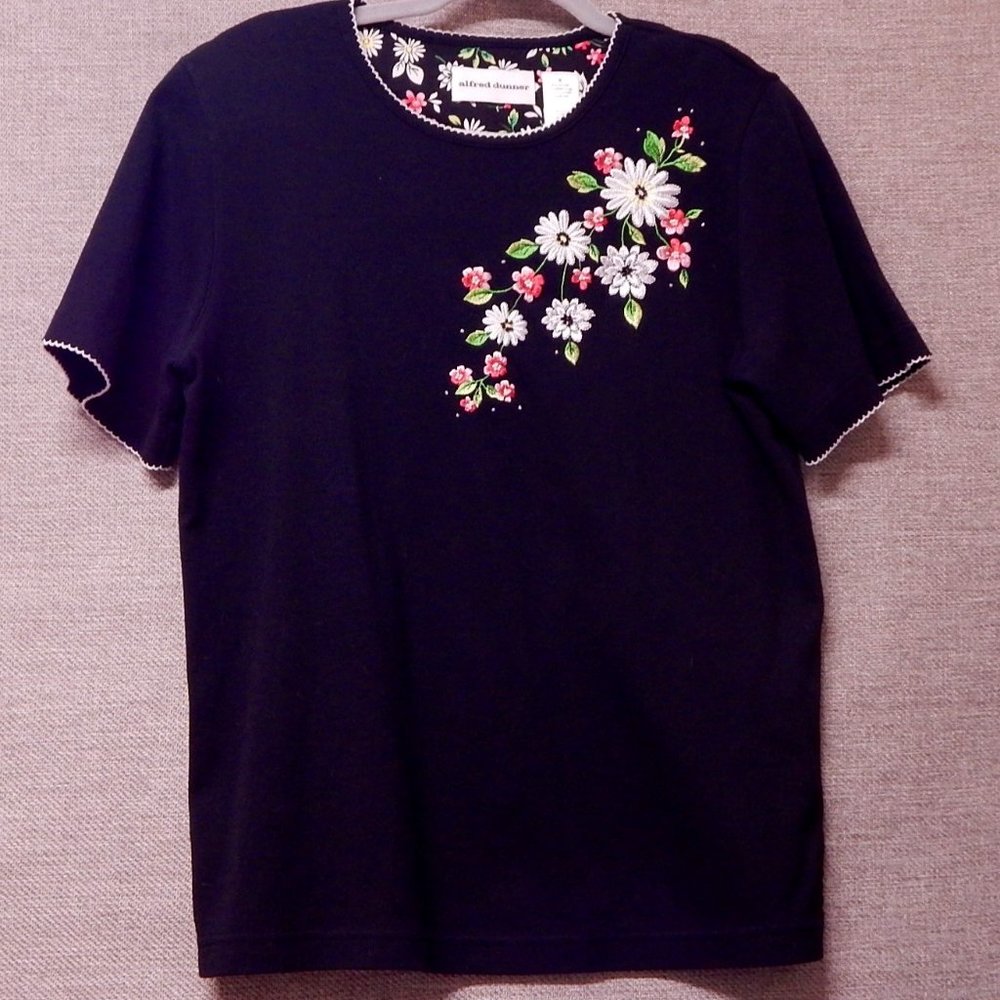 ALFRED DUNNER Top Size SMALL == Embroidered Floral Boquet Against Deep Black